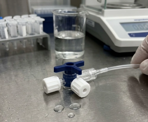 La fluidique de la s&eacute;curit&eacute;&nbsp;: ing&eacute;nierie de lignes de perfusion de pr&eacute;cision avec des syst&egrave;mes de robinets avanc&eacute;s